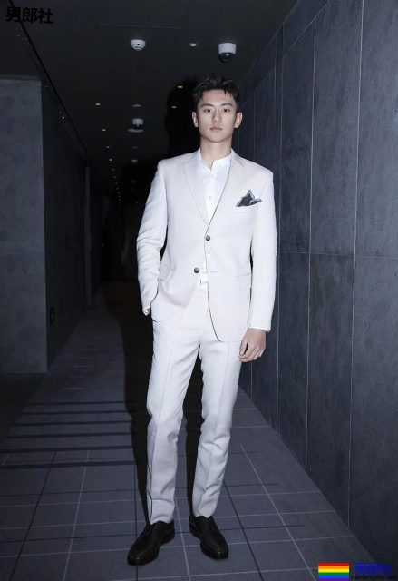 宁泽涛超短紧身内裤出镜遭质疑,大包尺寸一览无遗。 - 51虹马 宁泽涛超短紧身内裤出镜遭质疑,大包尺寸一览无遗。 - 51虹马