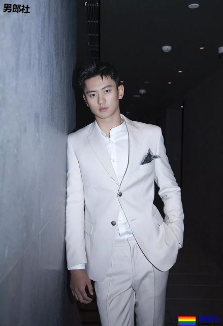 宁泽涛超短紧身内裤出镜遭质疑,大包尺寸一览无遗。 - 51虹马 宁泽涛超短紧身内裤出镜遭质疑,大包尺寸一览无遗。 - 51虹马