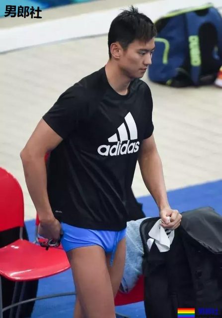 宁泽涛超短紧身内裤出镜遭质疑,大包尺寸一览无遗。 - 51虹马 宁泽涛超短紧身内裤出镜遭质疑,大包尺寸一览无遗。 - 51虹马