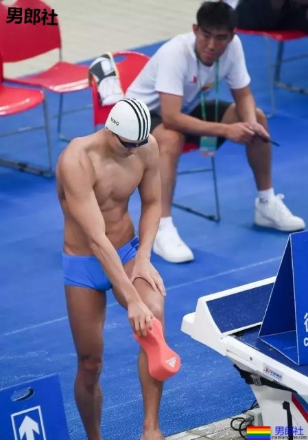 宁泽涛超短紧身内裤出镜遭质疑,大包尺寸一览无遗。 - 51虹马 宁泽涛超短紧身内裤出镜遭质疑,大包尺寸一览无遗。 - 51虹马