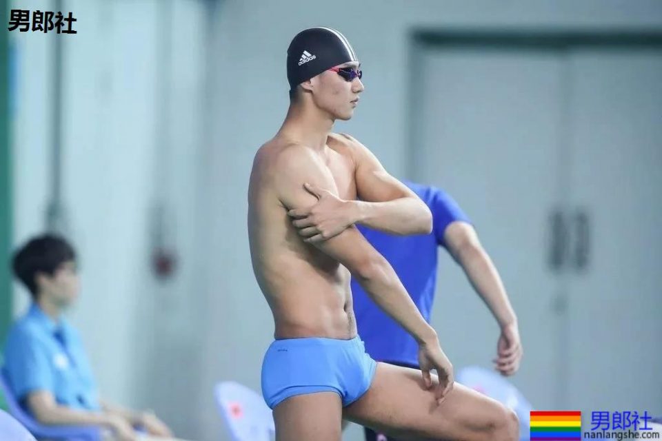 宁泽涛超短紧身内裤出镜遭质疑,大包尺寸一览无遗。 - 51虹马 宁泽涛超短紧身内裤出镜遭质疑,大包尺寸一览无遗。 - 51虹马