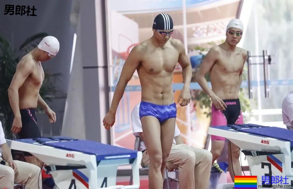 宁泽涛超短紧身内裤出镜遭质疑,大包尺寸一览无遗。 - 51虹马 宁泽涛超短紧身内裤出镜遭质疑,大包尺寸一览无遗。 - 51虹马