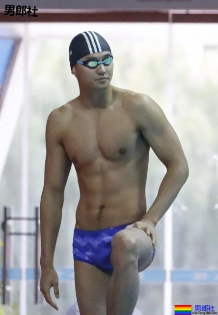 宁泽涛超短紧身内裤出镜遭质疑,大包尺寸一览无遗。 - 51虹马 宁泽涛超短紧身内裤出镜遭质疑,大包尺寸一览无遗。 - 51虹马