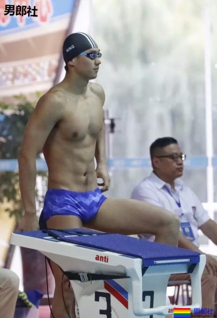 宁泽涛超短紧身内裤出镜遭质疑,大包尺寸一览无遗。 - 51虹马 宁泽涛超短紧身内裤出镜遭质疑,大包尺寸一览无遗。 - 51虹马