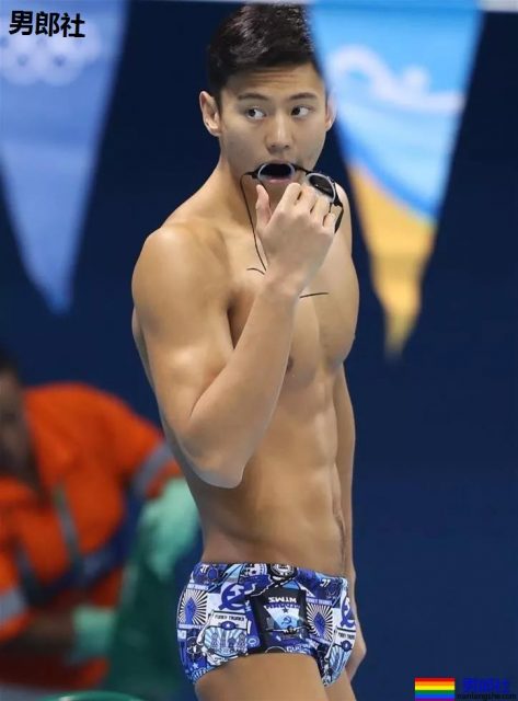 宁泽涛超短紧身内裤出镜遭质疑,大包尺寸一览无遗。 - 51虹马 宁泽涛超短紧身内裤出镜遭质疑,大包尺寸一览无遗。 - 51虹马