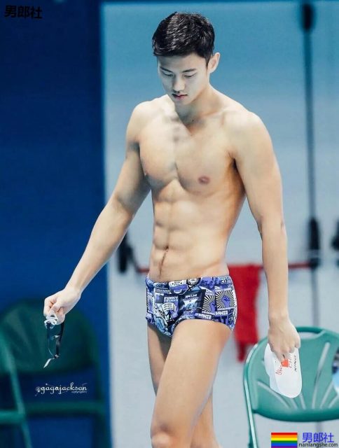 宁泽涛超短紧身内裤出镜遭质疑,大包尺寸一览无遗。 - 51虹马 宁泽涛超短紧身内裤出镜遭质疑,大包尺寸一览无遗。 - 51虹马