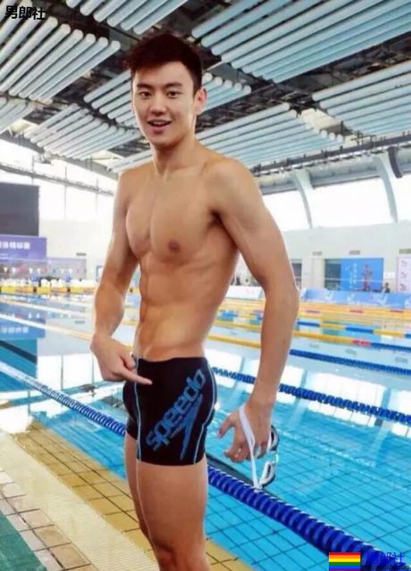 宁泽涛超短紧身内裤出镜遭质疑,大包尺寸一览无遗。 - 51虹马 宁泽涛超短紧身内裤出镜遭质疑,大包尺寸一览无遗。 - 51虹马