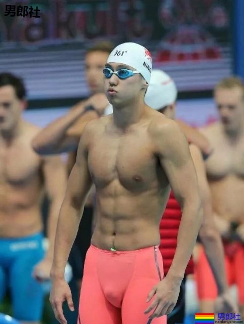 宁泽涛超短紧身内裤出镜遭质疑,大包尺寸一览无遗。 - 51虹马 宁泽涛超短紧身内裤出镜遭质疑,大包尺寸一览无遗。 - 51虹马