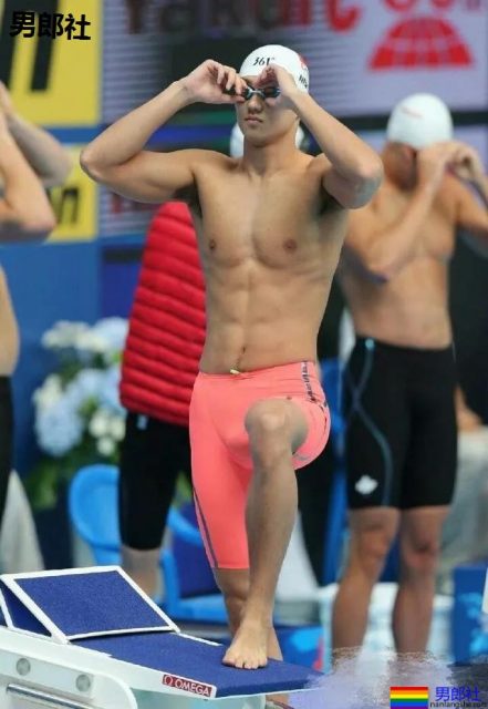 宁泽涛超短紧身内裤出镜遭质疑,大包尺寸一览无遗。 - 51虹马 宁泽涛超短紧身内裤出镜遭质疑,大包尺寸一览无遗。 - 51虹马