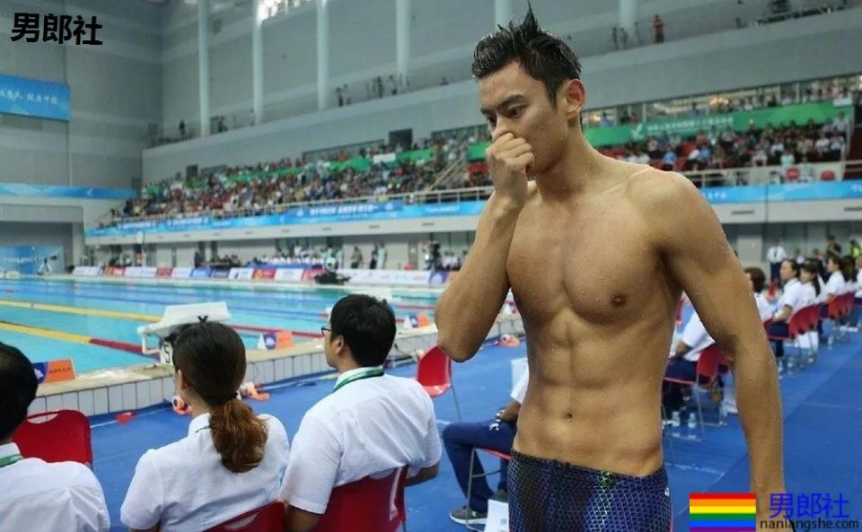 宁泽涛超短紧身内裤出镜遭质疑,大包尺寸一览无遗。 - 51虹马 宁泽涛超短紧身内裤出镜遭质疑,大包尺寸一览无遗。 - 51虹马