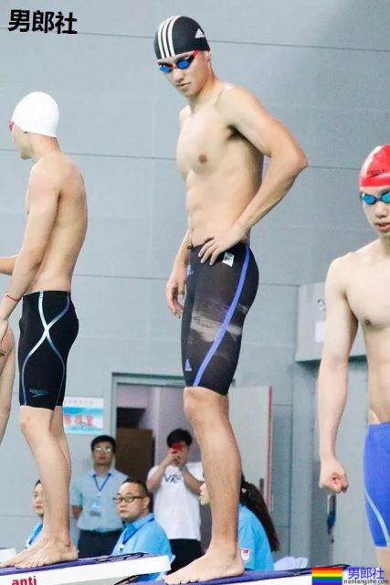 宁泽涛超短紧身内裤出镜遭质疑,大包尺寸一览无遗。 - 51虹马 宁泽涛超短紧身内裤出镜遭质疑,大包尺寸一览无遗。 - 51虹马