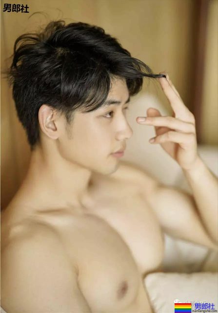 19岁体育生初次写真!天使面孔魔鬼身材 - 51虹马 19岁体育生初次写真!天使面孔魔鬼身材 - 51虹马