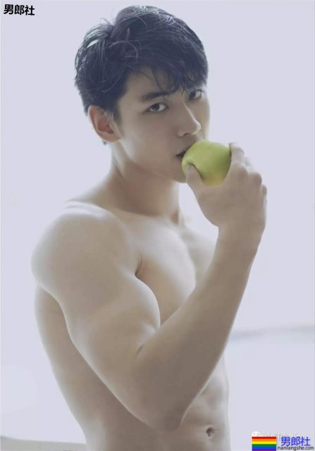 19岁体育生初次写真!天使面孔魔鬼身材 - 51虹马 19岁体育生初次写真!天使面孔魔鬼身材 - 51虹马