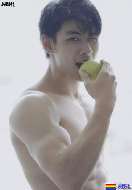 19岁体育生初次写真!天使面孔魔鬼身材 - 51虹马 19岁体育生初次写真!天使面孔魔鬼身材 - 51虹马