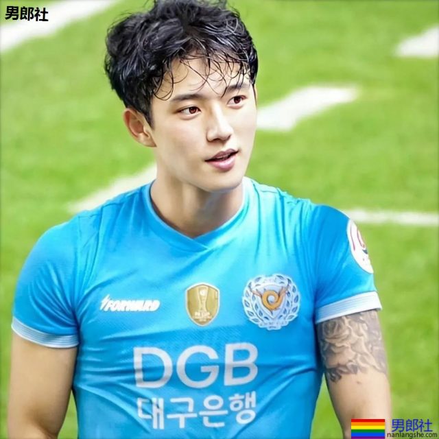 腹肌翘臀天菜足球运动员,97年体育小狼狗实力惊人! - 51虹马 腹肌翘臀天菜足球运动员,97年体育小狼狗实力惊人! - 51虹马