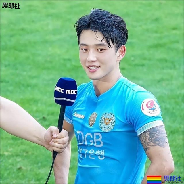 腹肌翘臀天菜足球运动员,97年体育小狼狗实力惊人! - 51虹马 腹肌翘臀天菜足球运动员,97年体育小狼狗实力惊人! - 51虹马