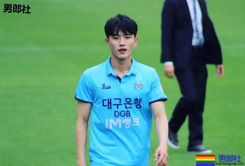 腹肌翘臀天菜足球运动员,97年体育小狼狗实力惊人! - 51虹马 腹肌翘臀天菜足球运动员,97年体育小狼狗实力惊人! - 51虹马