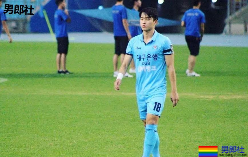 腹肌翘臀天菜足球运动员,97年体育小狼狗实力惊人! - 51虹马 腹肌翘臀天菜足球运动员,97年体育小狼狗实力惊人! - 51虹马