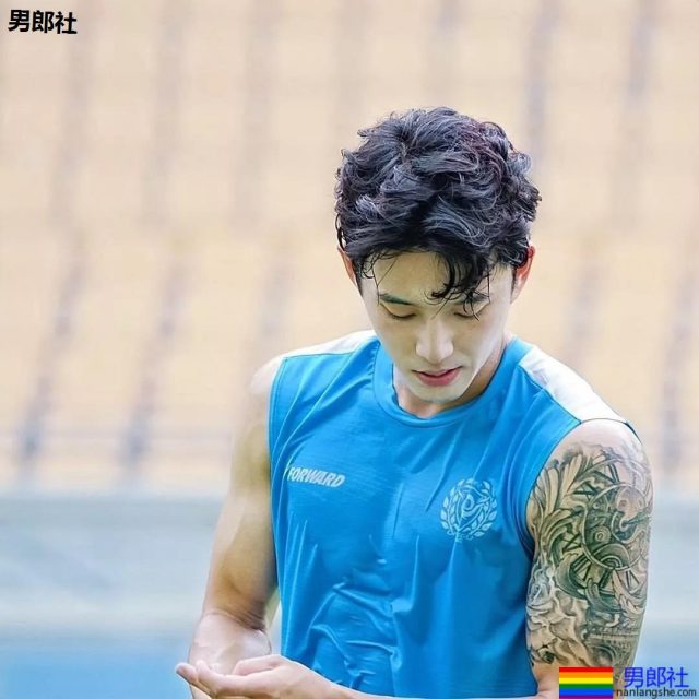 腹肌翘臀天菜足球运动员,97年体育小狼狗实力惊人! - 51虹马 腹肌翘臀天菜足球运动员,97年体育小狼狗实力惊人! - 51虹马