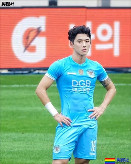 腹肌翘臀天菜足球运动员,97年体育小狼狗实力惊人! - 51虹马 腹肌翘臀天菜足球运动员,97年体育小狼狗实力惊人! - 51虹马