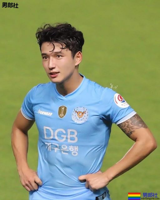 腹肌翘臀天菜足球运动员,97年体育小狼狗实力惊人! - 51虹马 腹肌翘臀天菜足球运动员,97年体育小狼狗实力惊人! - 51虹马