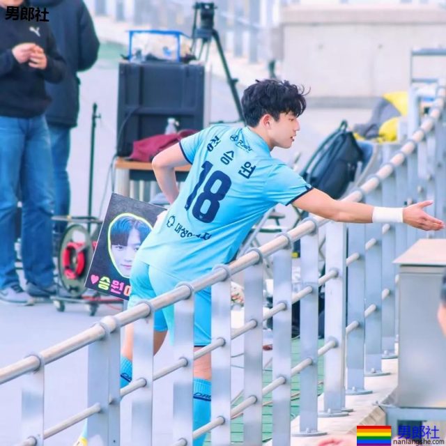 腹肌翘臀天菜足球运动员,97年体育小狼狗实力惊人! - 51虹马 腹肌翘臀天菜足球运动员,97年体育小狼狗实力惊人! - 51虹马