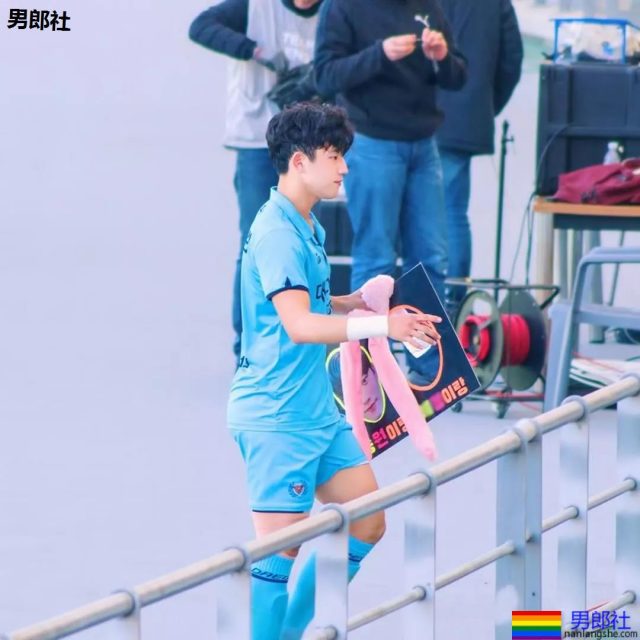 腹肌翘臀天菜足球运动员,97年体育小狼狗实力惊人! - 51虹马 腹肌翘臀天菜足球运动员,97年体育小狼狗实力惊人! - 51虹马