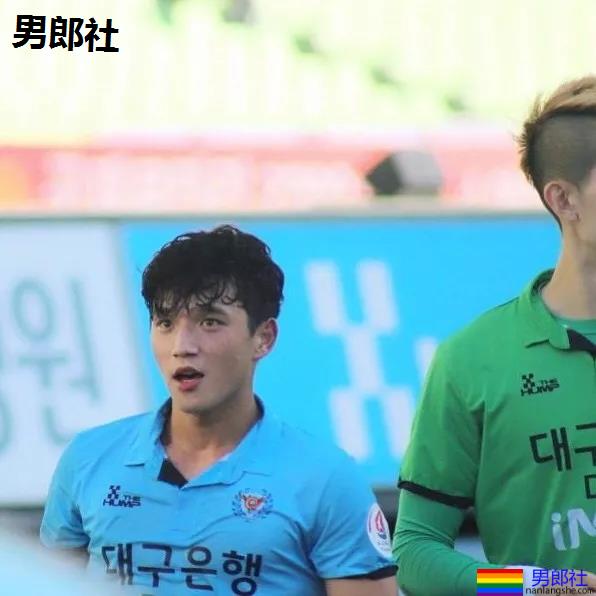 腹肌翘臀天菜足球运动员,97年体育小狼狗实力惊人! - 51虹马 腹肌翘臀天菜足球运动员,97年体育小狼狗实力惊人! - 51虹马