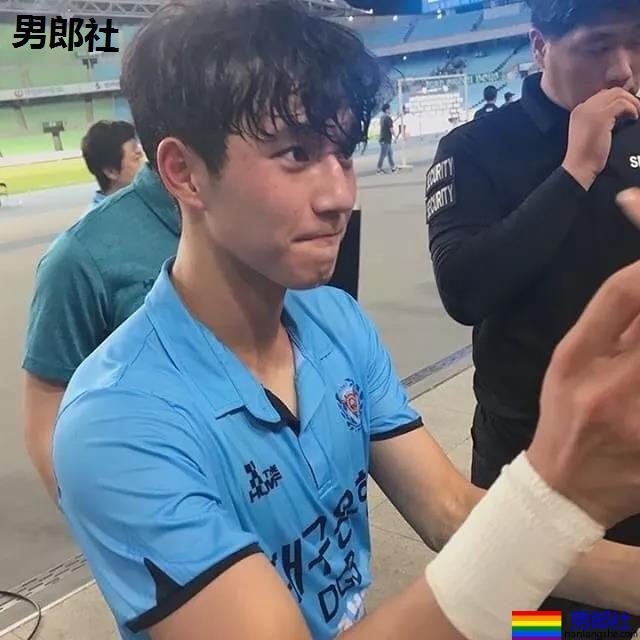 腹肌翘臀天菜足球运动员,97年体育小狼狗实力惊人! - 51虹马 腹肌翘臀天菜足球运动员,97年体育小狼狗实力惊人! - 51虹马