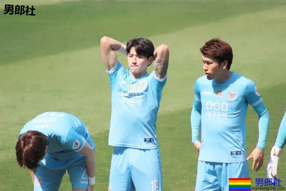 腹肌翘臀天菜足球运动员,97年体育小狼狗实力惊人! - 51虹马 腹肌翘臀天菜足球运动员,97年体育小狼狗实力惊人! - 51虹马