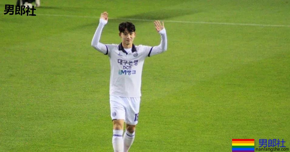 腹肌翘臀天菜足球运动员,97年体育小狼狗实力惊人! - 51虹马 腹肌翘臀天菜足球运动员,97年体育小狼狗实力惊人! - 51虹马