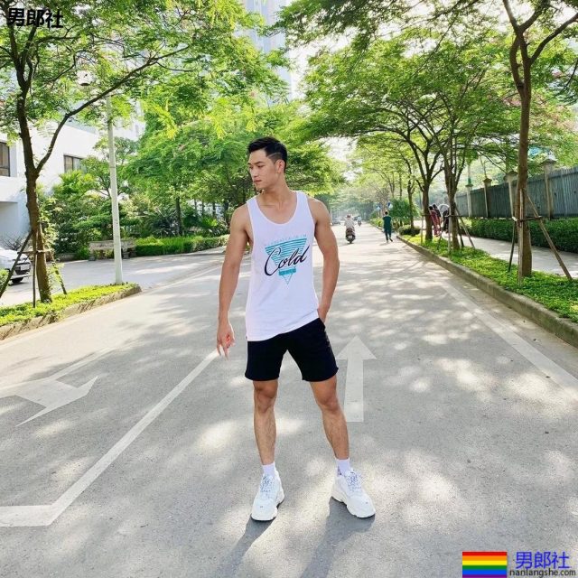 小狼狗泳裤照很大条 筋肉身材简直A爆了! - 51虹马