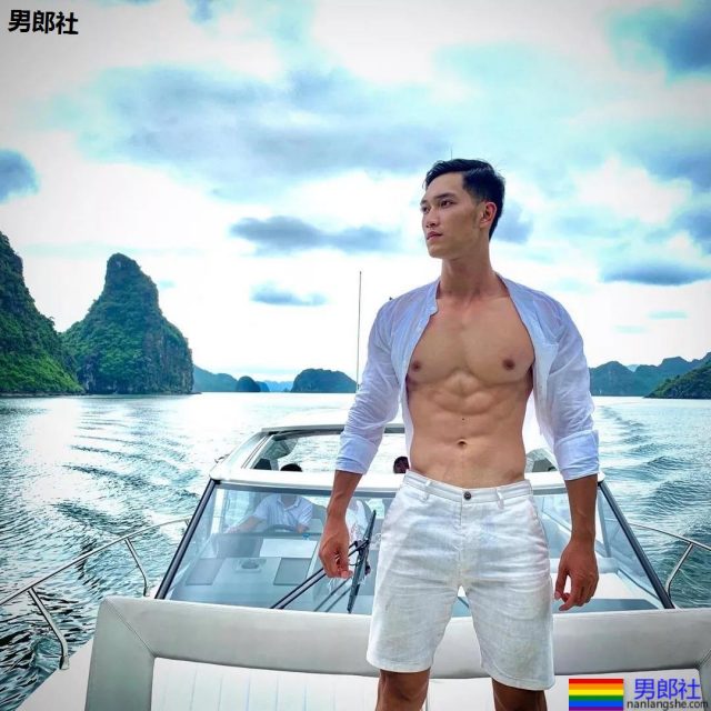 小狼狗泳裤照很大条 筋肉身材简直A爆了! - 51虹马