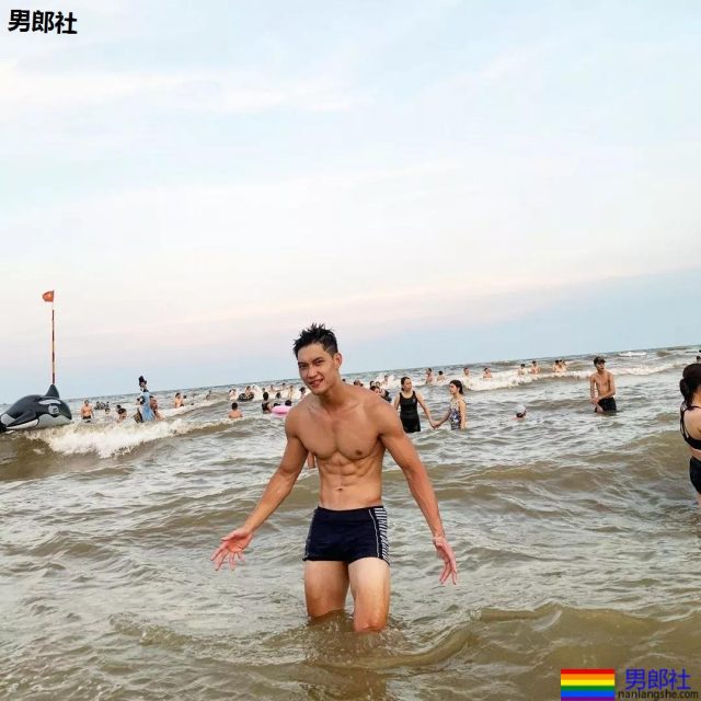 小狼狗泳裤照很大条 筋肉身材简直A爆了! - 51虹马