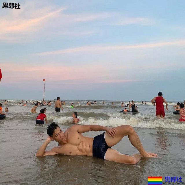 小狼狗泳裤照很大条 筋肉身材简直A爆了! - 51虹马