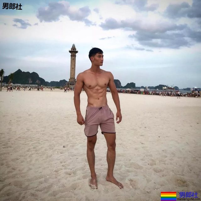 小狼狗泳裤照很大条 筋肉身材简直A爆了! - 51虹马