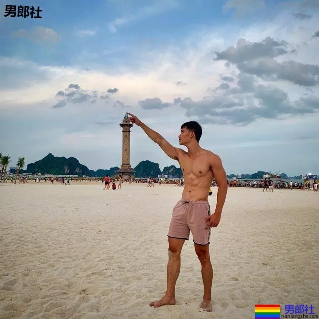 小狼狗泳裤照很大条 筋肉身材简直A爆了! - 51虹马