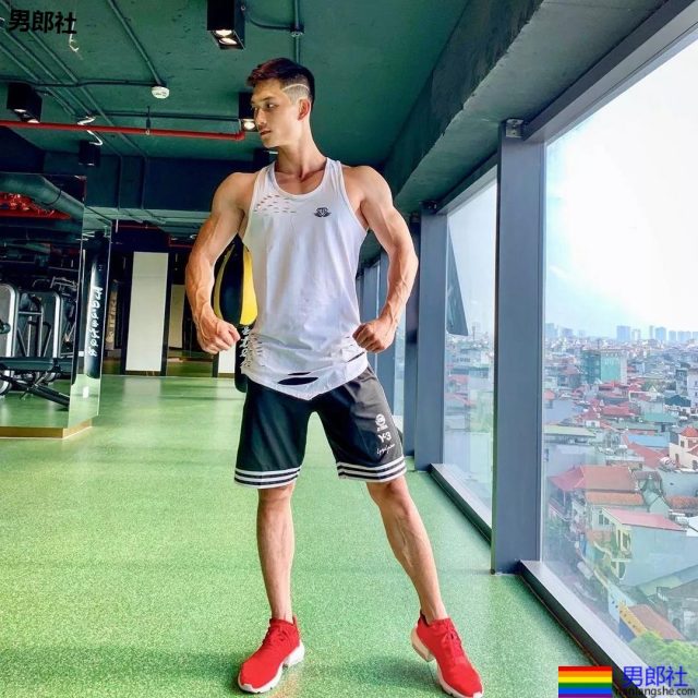 小狼狗泳裤照很大条 筋肉身材简直A爆了! - 51虹马