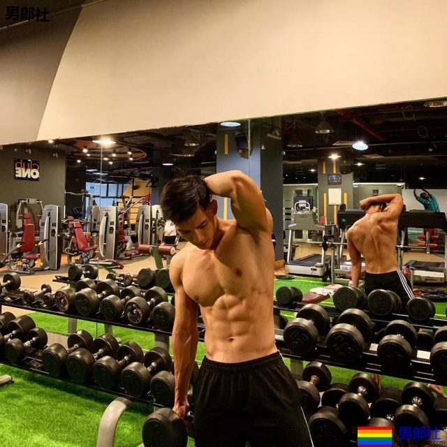 小狼狗泳裤照很大条 筋肉身材简直A爆了! - 51虹马