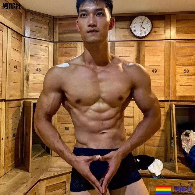 小狼狗泳裤照很大条 筋肉身材简直A爆了! - 51虹马