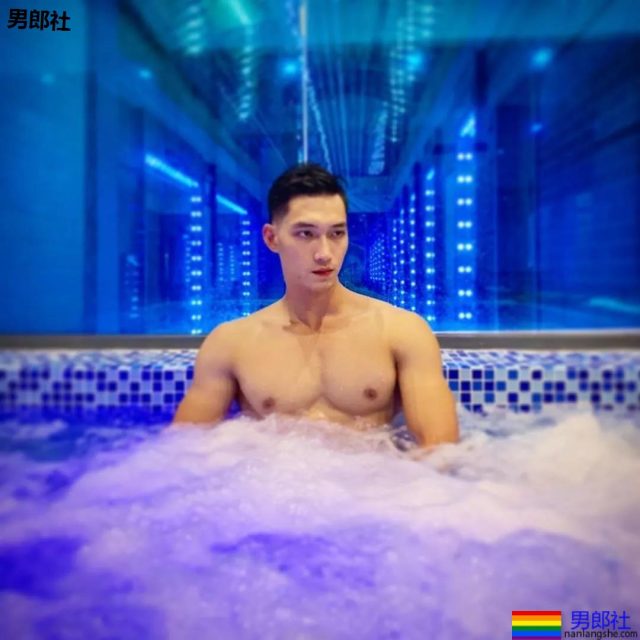 小狼狗泳裤照很大条 筋肉身材简直A爆了! - 51虹马