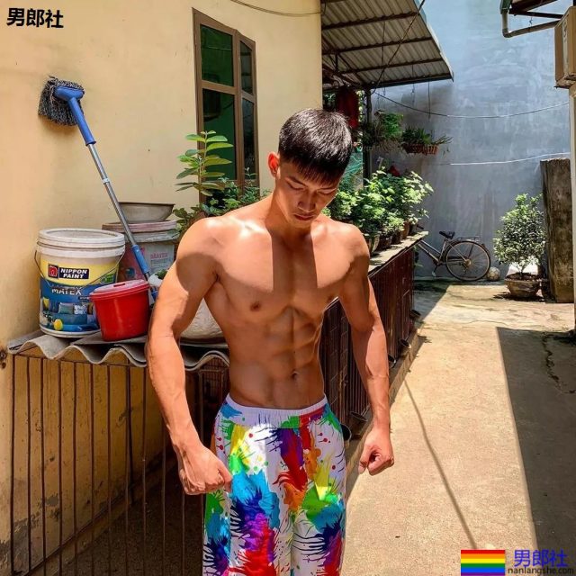 小狼狗泳裤照很大条 筋肉身材简直A爆了! - 51虹马