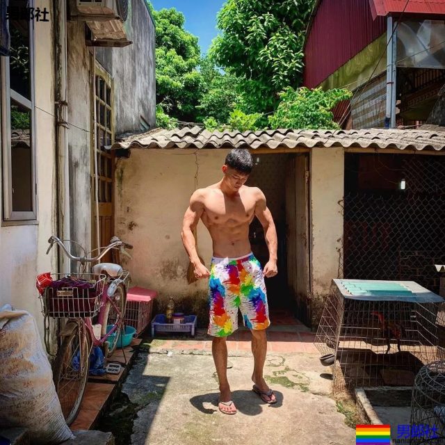 小狼狗泳裤照很大条 筋肉身材简直A爆了! - 51虹马