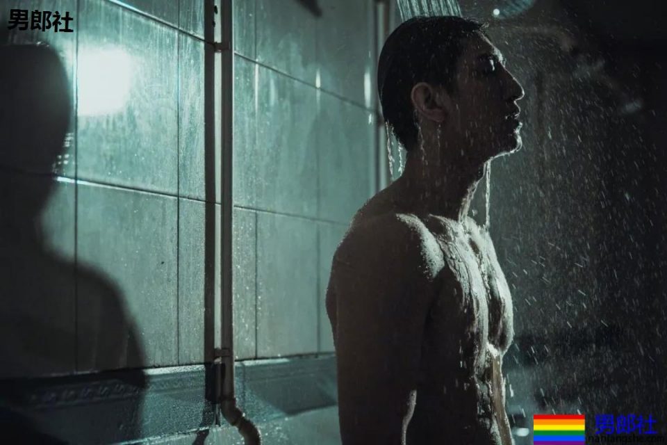 姜潮金瀚一起洗澡上热搜!?都是壮硕肌肉男,你盯谁? - 51虹马 姜潮金瀚一起洗澡上热搜!?都是壮硕肌肉男,你盯谁? - 51虹马