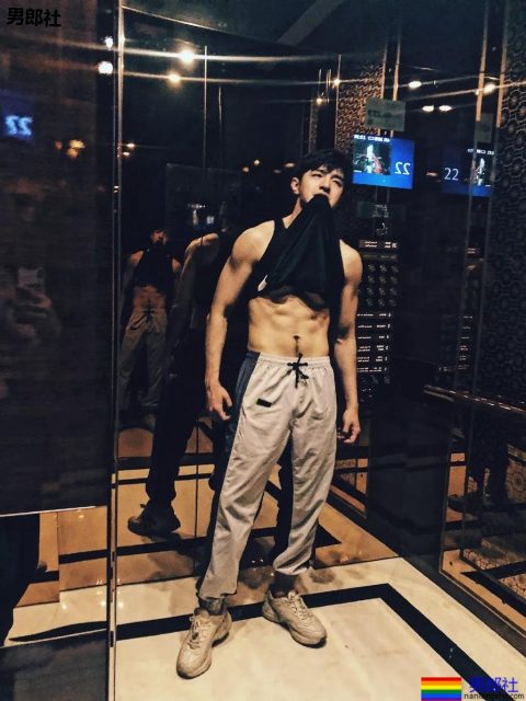 姜潮金瀚一起洗澡上热搜!?都是壮硕肌肉男,你盯谁? - 51虹马 姜潮金瀚一起洗澡上热搜!?都是壮硕肌肉男,你盯谁? - 51虹马