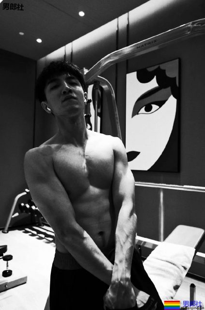 姜潮金瀚一起洗澡上热搜!?都是壮硕肌肉男,你盯谁? - 51虹马 姜潮金瀚一起洗澡上热搜!?都是壮硕肌肉男,你盯谁? - 51虹马