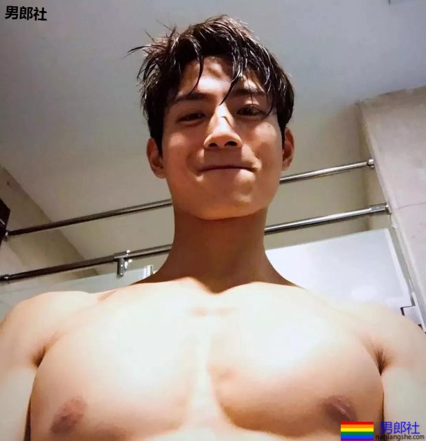 姜潮金瀚一起洗澡上热搜!?都是壮硕肌肉男,你盯谁? - 51虹马 姜潮金瀚一起洗澡上热搜!?都是壮硕肌肉男,你盯谁? - 51虹马