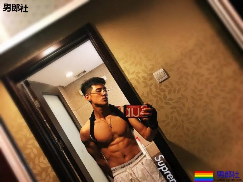 姜潮金瀚一起洗澡上热搜!?都是壮硕肌肉男,你盯谁? - 51虹马 姜潮金瀚一起洗澡上热搜!?都是壮硕肌肉男,你盯谁? - 51虹马