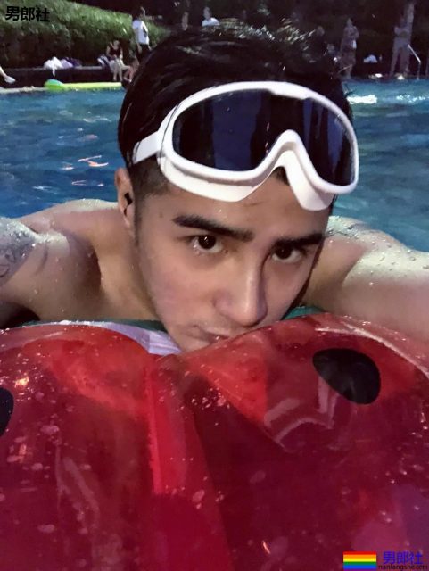 姜潮金瀚一起洗澡上热搜!?都是壮硕肌肉男,你盯谁? - 51虹马 姜潮金瀚一起洗澡上热搜!?都是壮硕肌肉男,你盯谁? - 51虹马