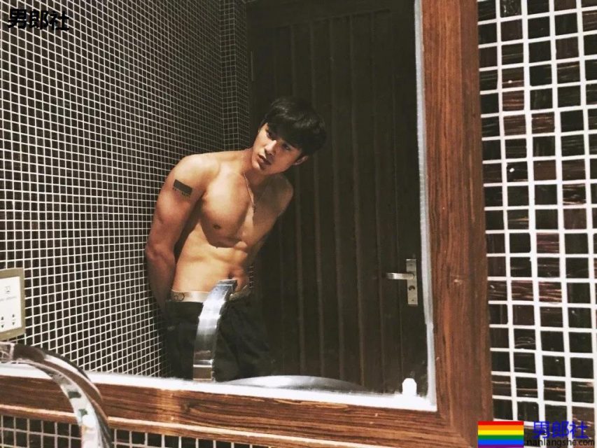 姜潮金瀚一起洗澡上热搜!?都是壮硕肌肉男,你盯谁? - 51虹马 姜潮金瀚一起洗澡上热搜!?都是壮硕肌肉男,你盯谁? - 51虹马